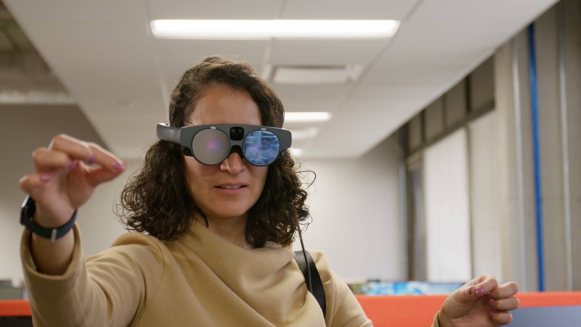 Karla Saldaña Ochoa using an augmented reality headset